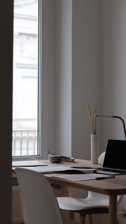 Consejos prácticos para organizar tu espacio de trabajo en casa y mejorar la productividad